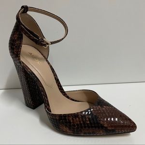 Nicholes Block heel (Snakeprint) brown. Brand New!